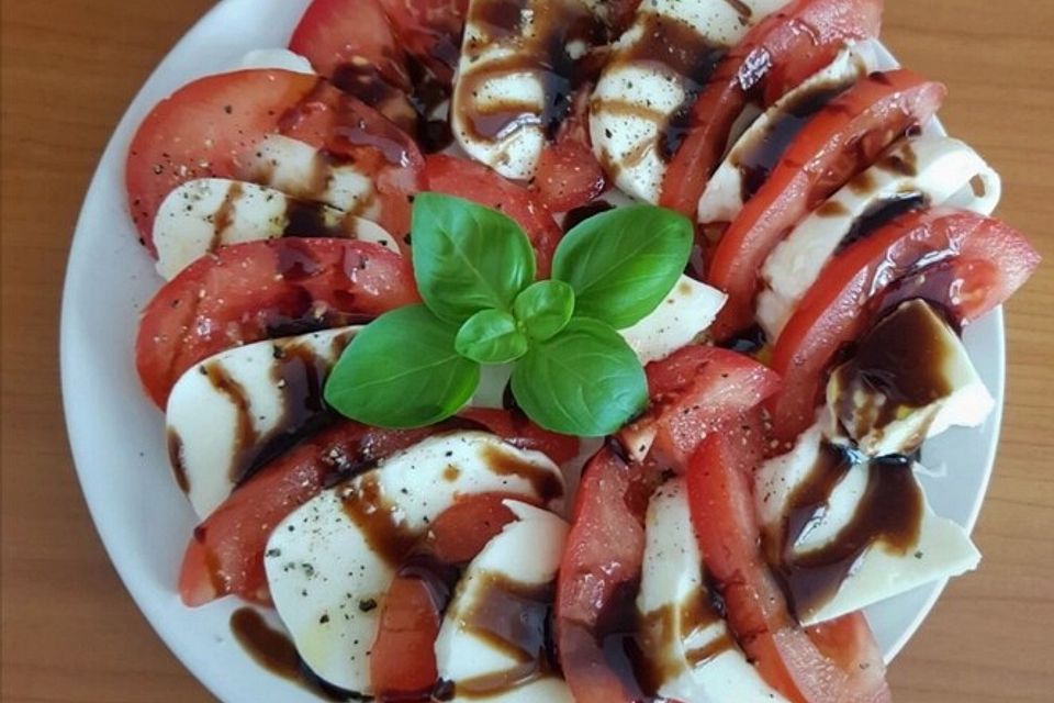 Scharfes Tomate-Mozzarella-Carpaccio