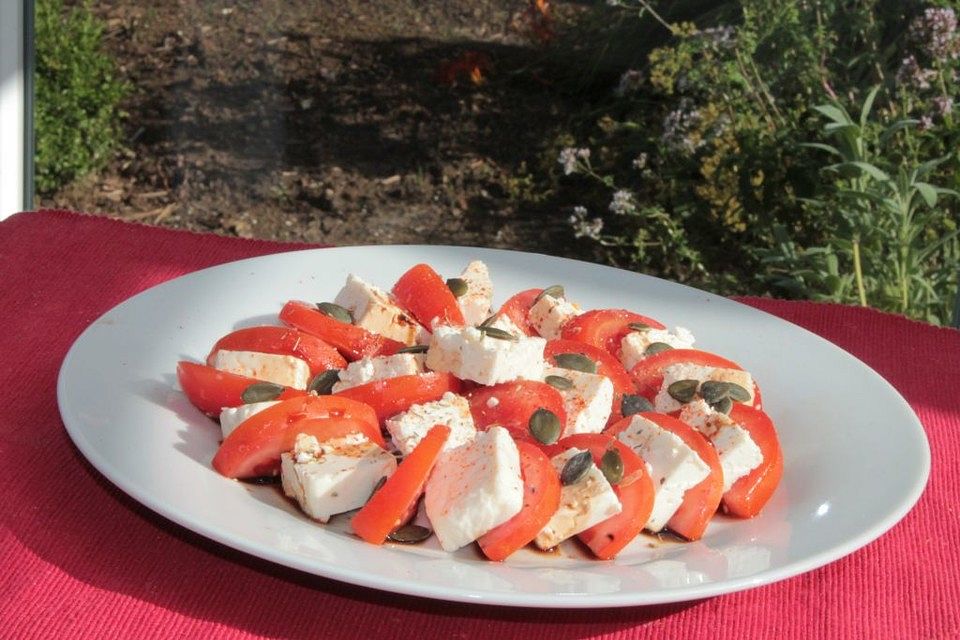 Scharfes Carpaccio mit Tomate und Feta sowie Kürbiskernen