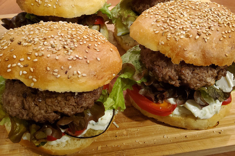 Burger griechischer Art mit Schafskäse gefülltem Bifteki