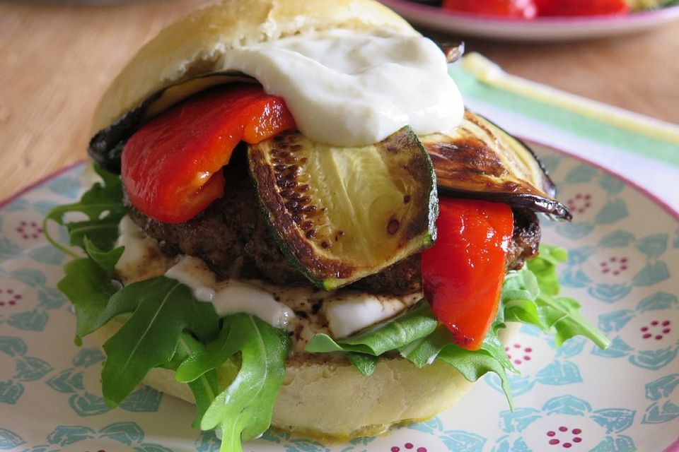 Burger griechischer Art mit Schafskäse gefülltem Bifteki