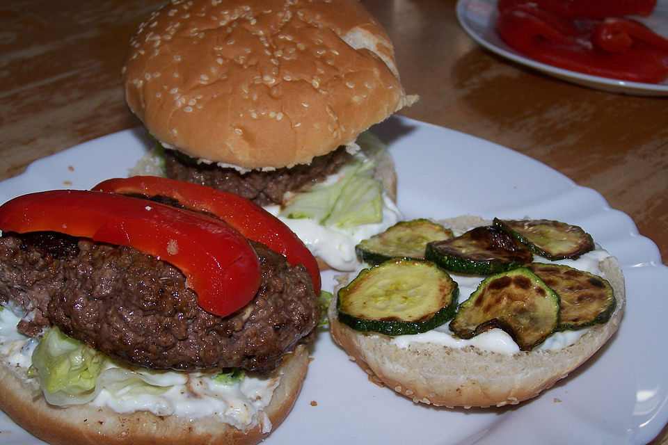 Burger griechischer Art mit Schafskäse gefülltem Bifteki