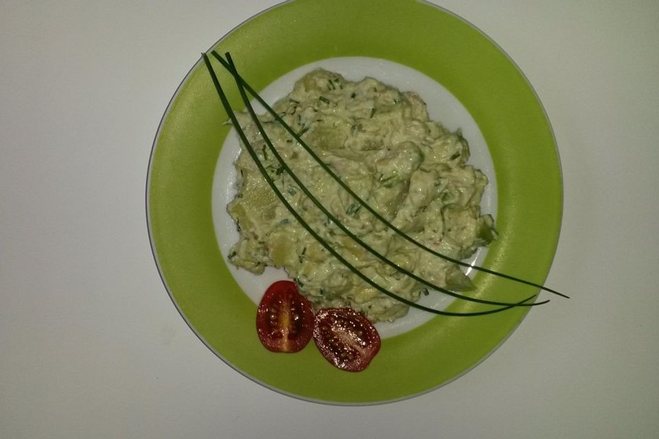 Kartoffelsalat mit Forelle und Avocado