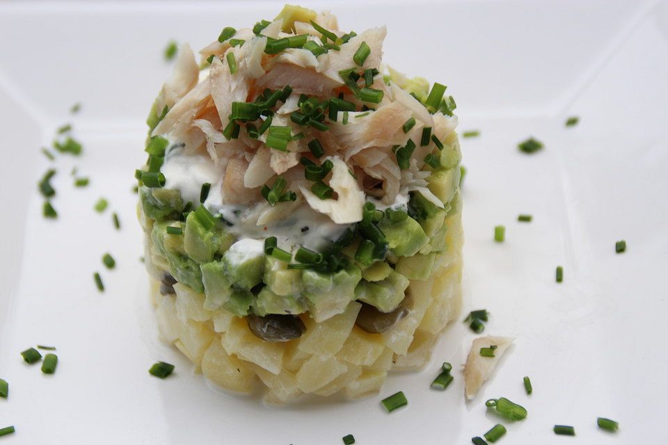 Kartoffelsalat mit Forelle und Avocado