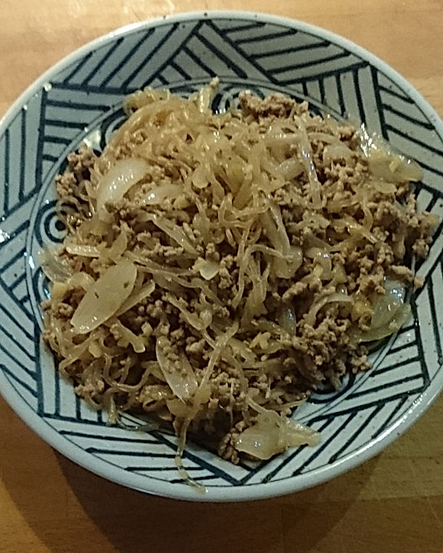Shirataki-Nudeln mit Hackfleisch und Ingwer