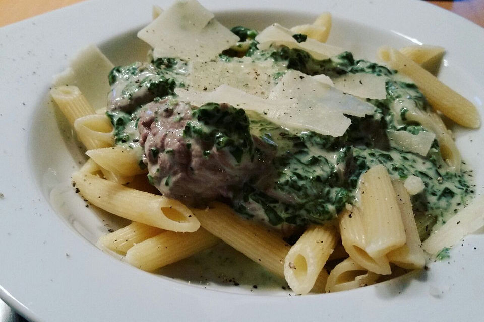 Penne mit Rindfleisch und Spinat