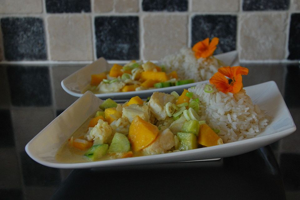 Fischcurry mit Mango und Gurke