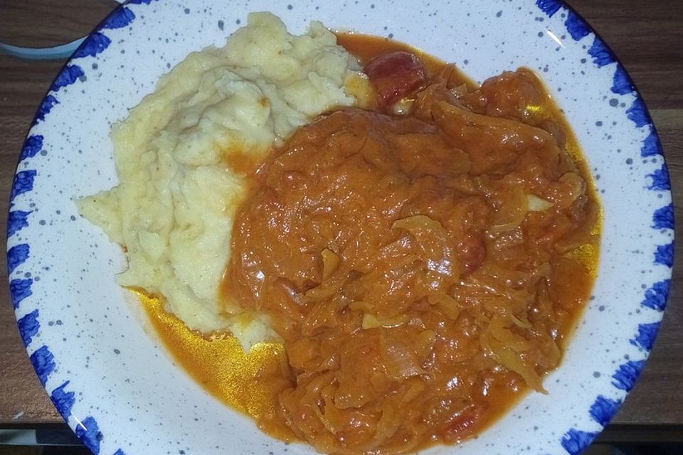 Tomatiges Sauerkraut aus der Pfanne