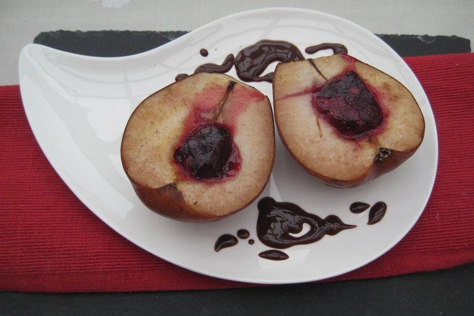 Gegrillte Birne mit Johannisbeer-Cranberry-Füllung