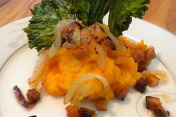 Veganes Süßkartoffelpüree mit Grünkohlchips und karamellisierten Zwiebeln