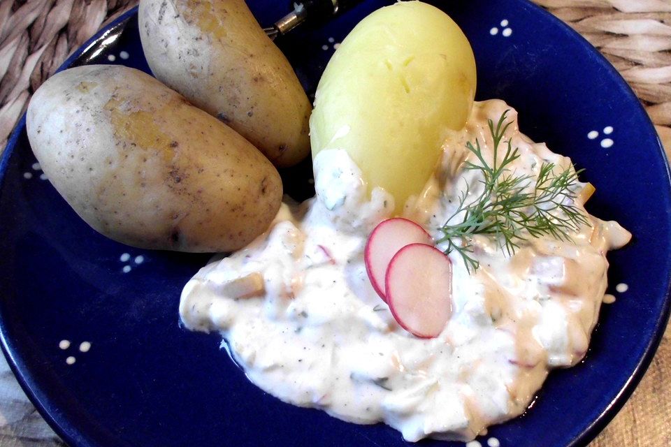 Creme mit Gurke, Radieschen und Paprika