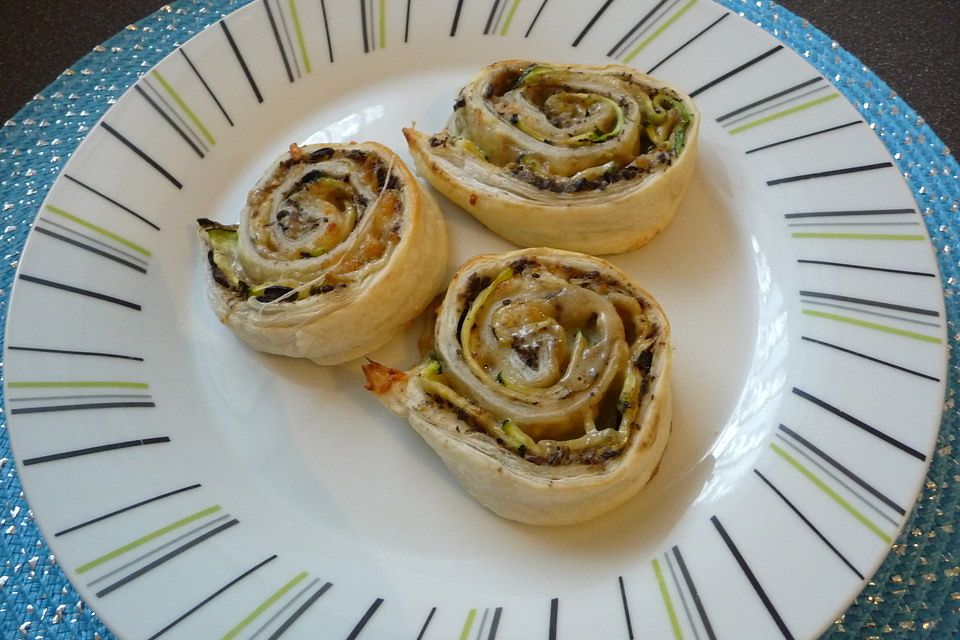 Zucchini-Oliven-Schnecken