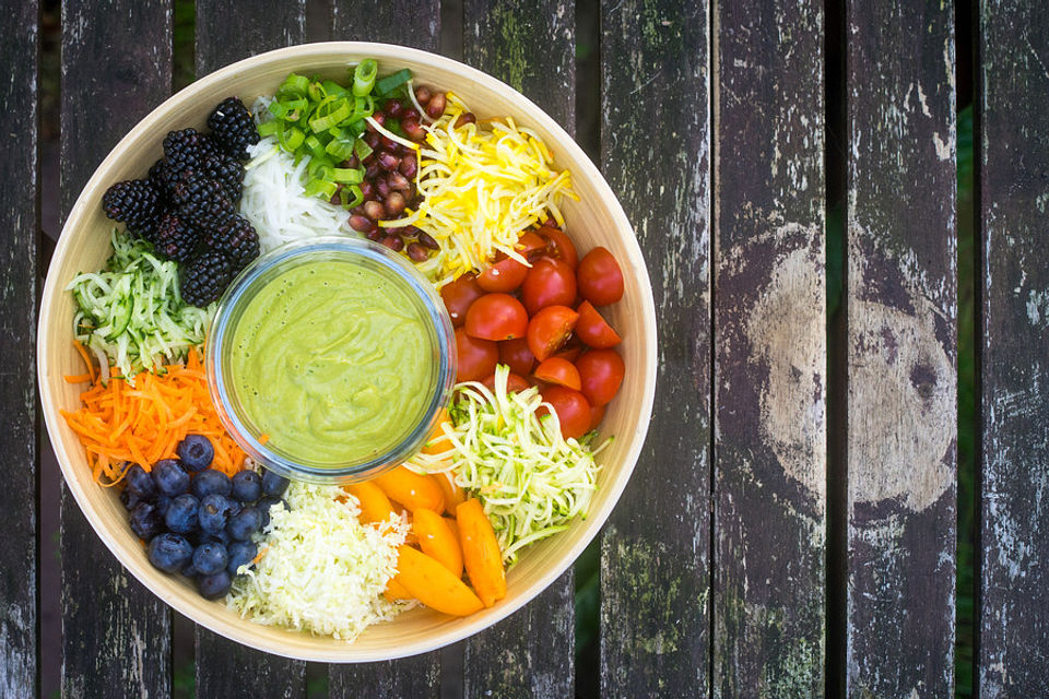 Regenbogensalat mit Avocado-Sesam-Dressing