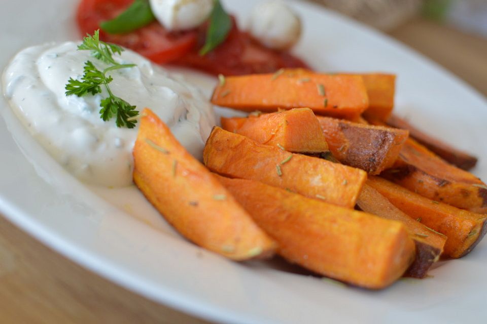 Süßkartoffelspalten mit Knoblauch-Dip