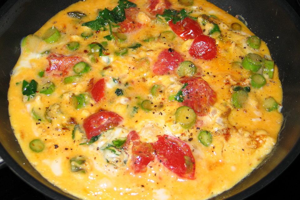 Omelette mit Tomaten, Spinat und Spargel