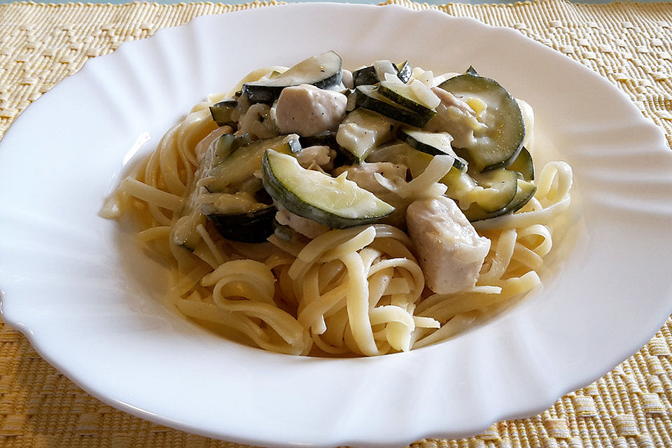 Linguine mit Huhn in cremiger Zucchini-Knoblauch-Sauce