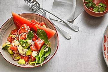 Wassermelonen-Avocado-Salat mit Feta und Minze