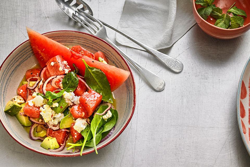 Wassermelonen-Avocado-Salat mit Feta und Minze