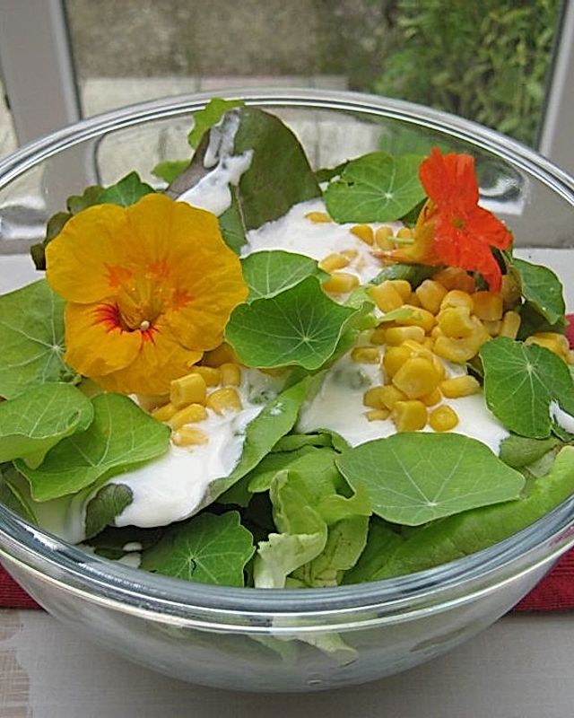 Kopfsalat, Kapuzinerkresse und Mais im cremigen Sauerrahmdressing