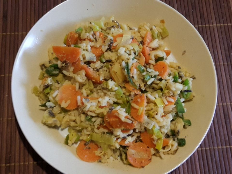 Gebratener Reis mit Lauch, Karotten und Curry von Perroquet| Chefkoch