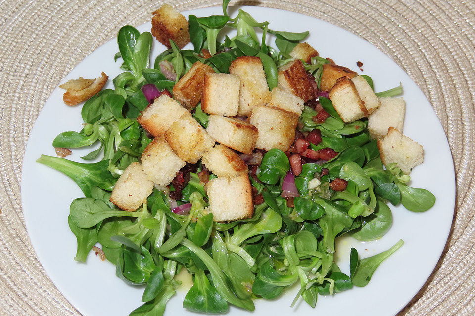 Feldsalat mit Speck und Croûtons