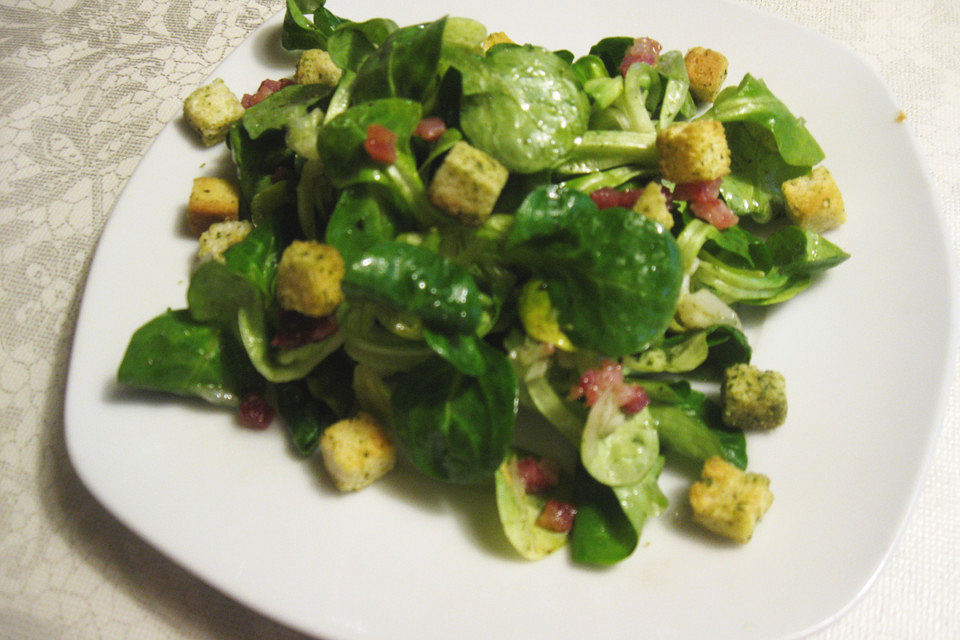 Feldsalat mit Speck und Croûtons