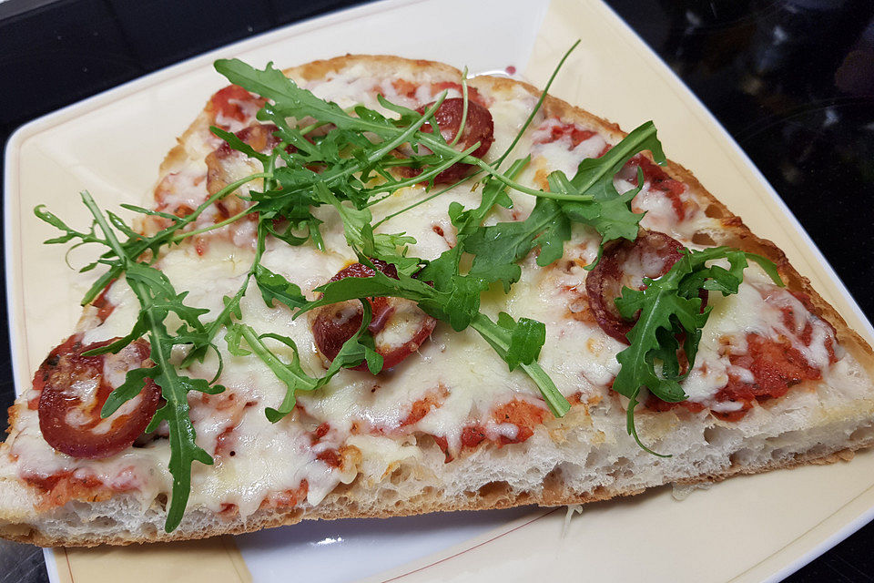 Scharfe Fladenbrot-Pizza mit Salami