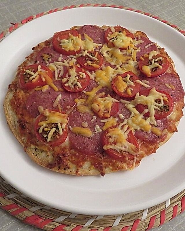 Scharfe Fladenbrot-Pizza mit Salami