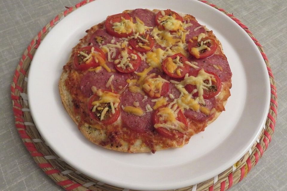 Scharfe Fladenbrot-Pizza mit Salami