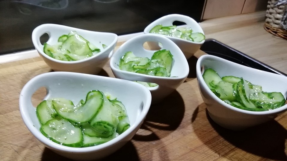 Feiner Gurkensalat mit Essig-Öl-Vinaigrette und Sommervariation von ... Feiner Gurkensalat mit Essig-Öl-Vinaigrette und Sommervariation von ...