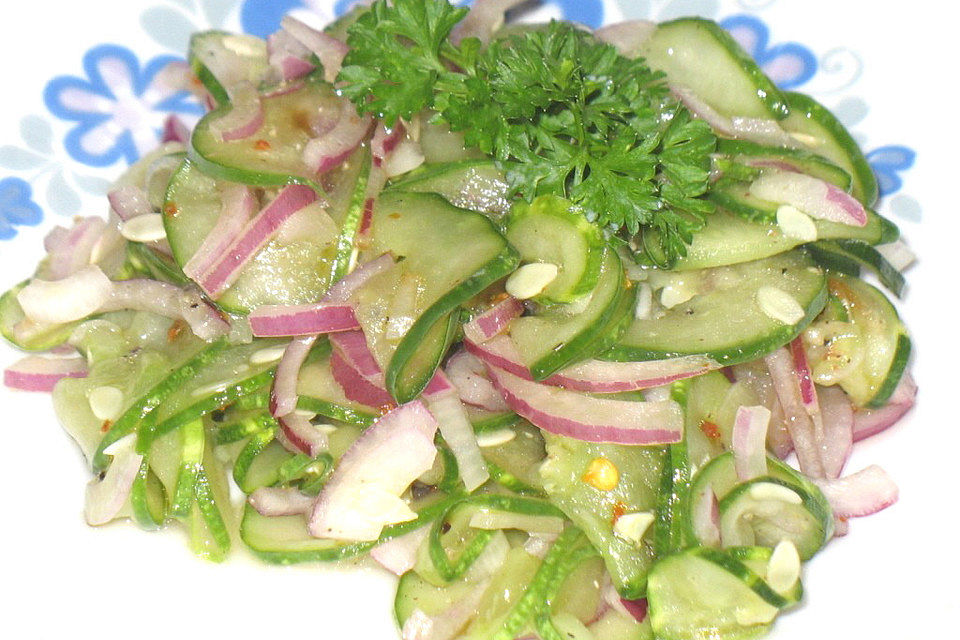 Feiner Gurkensalat mit Essig-Öl-Vinaigrette und Sommervariation