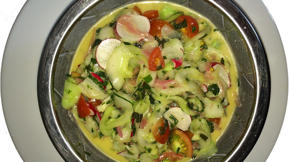 Feiner Gurkensalat mit Essig-Öl-Vinaigrette und Sommervariation von ... Feiner Gurkensalat mit Essig-Öl-Vinaigrette und Sommervariation von ...