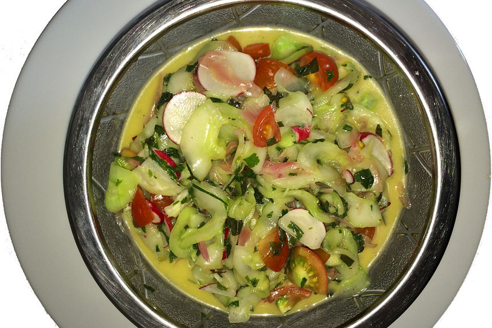 Feiner Gurkensalat mit Essig-Öl-Vinaigrette und Sommervariation