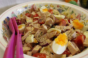 Pikanter Wurstsalat mit Senf-Kapern-Sauce