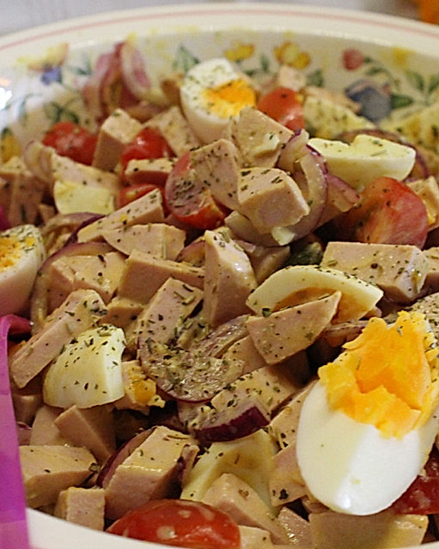 Pikanter Wurstsalat mit Senf-Kapern-Sauce