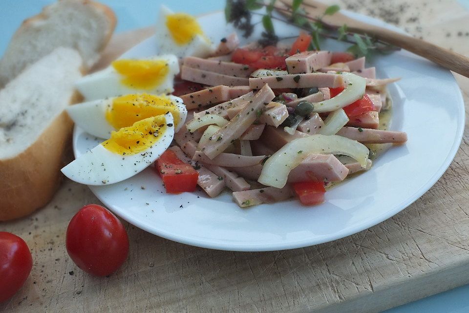 Pikanter Wurstsalat mit Senf-Kapern-Sauce