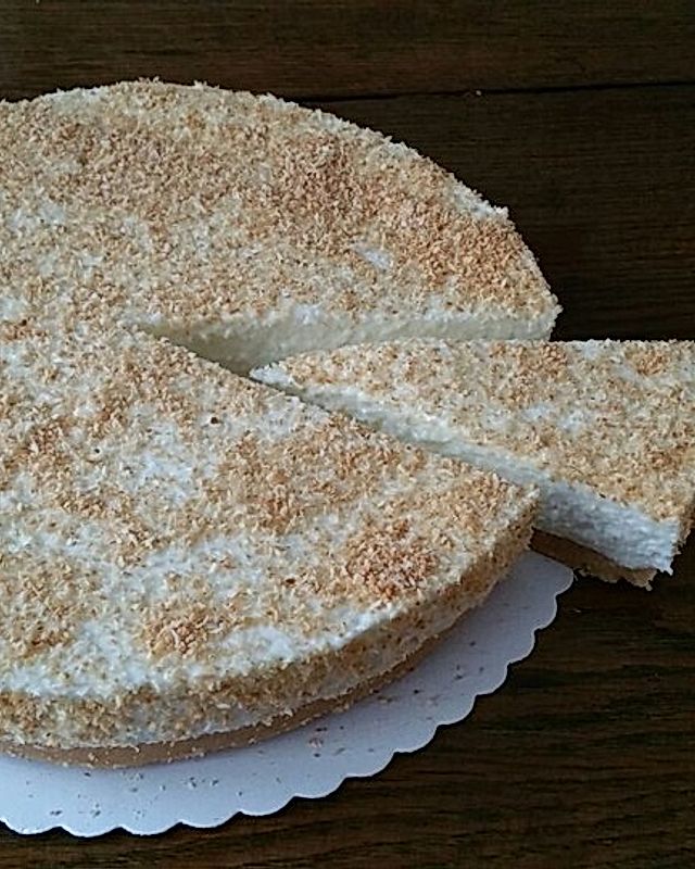 Joghurt-Sahne-Torte mit Kokosraspeln