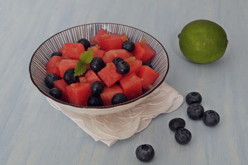 Wassermelonensalat mit Blaubeeren und kandiertem Ingwer