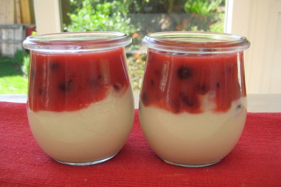 Joghurtcreme mit Jostabeeren-Maracuja-Kompott