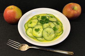 Gurkensalat mit Honig-Senf-Apfel-Dressing