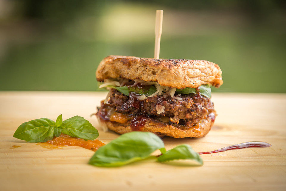 Sommerlicher Burger mit Aprikosenchutney und Johannisbeer BBQ Sauce