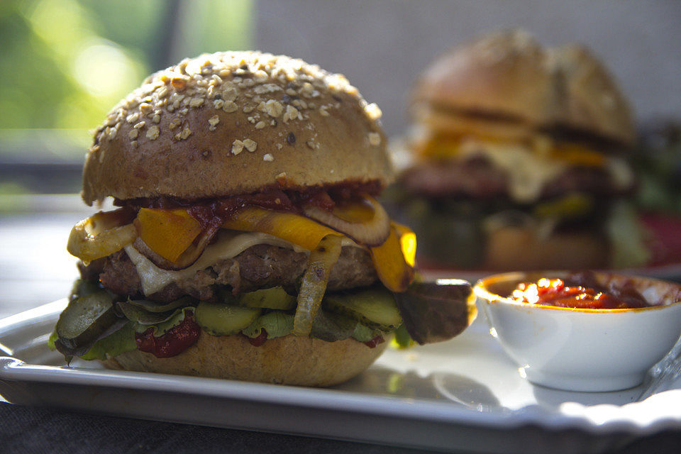 Vollkorn BBQ-Burger mit süßem Gartengemüse