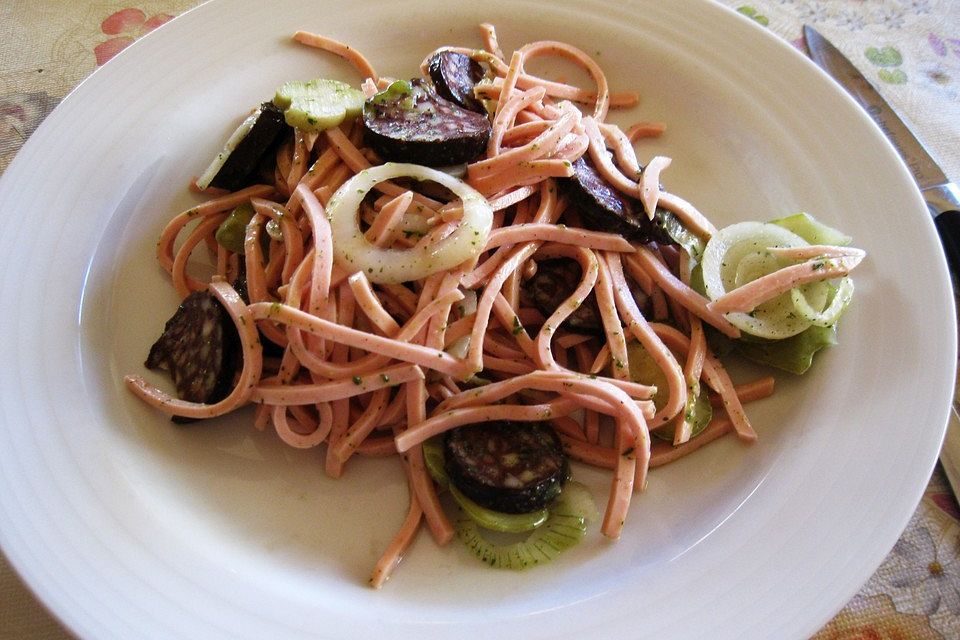 Wurstsalat mit Blutwurst und Äpfeln