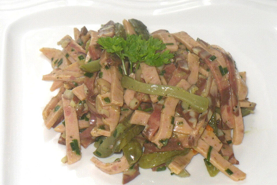 Wurstsalat mit Blutwurst und Äpfeln