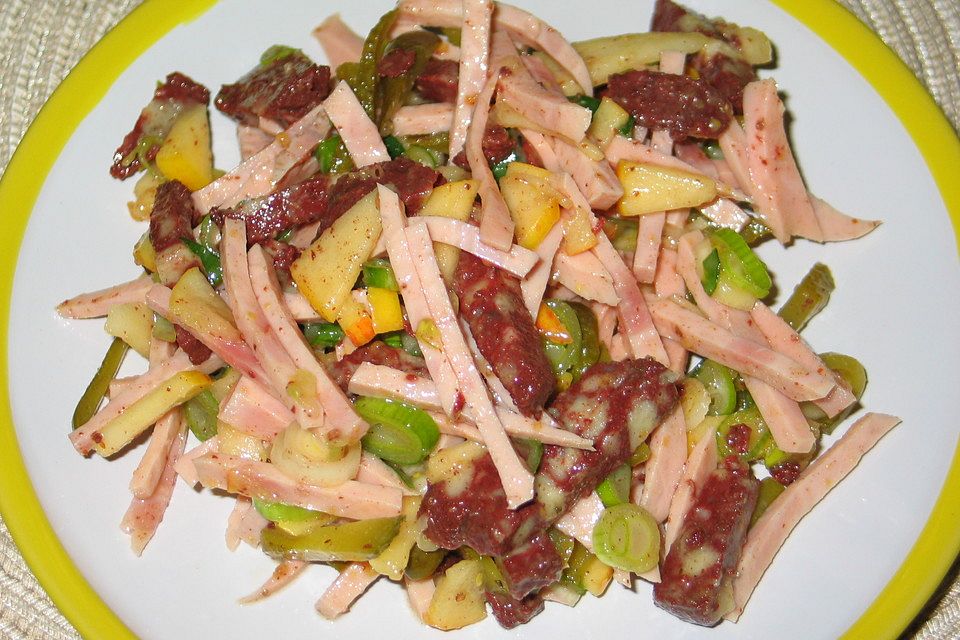 Wurstsalat mit Blutwurst und Äpfeln