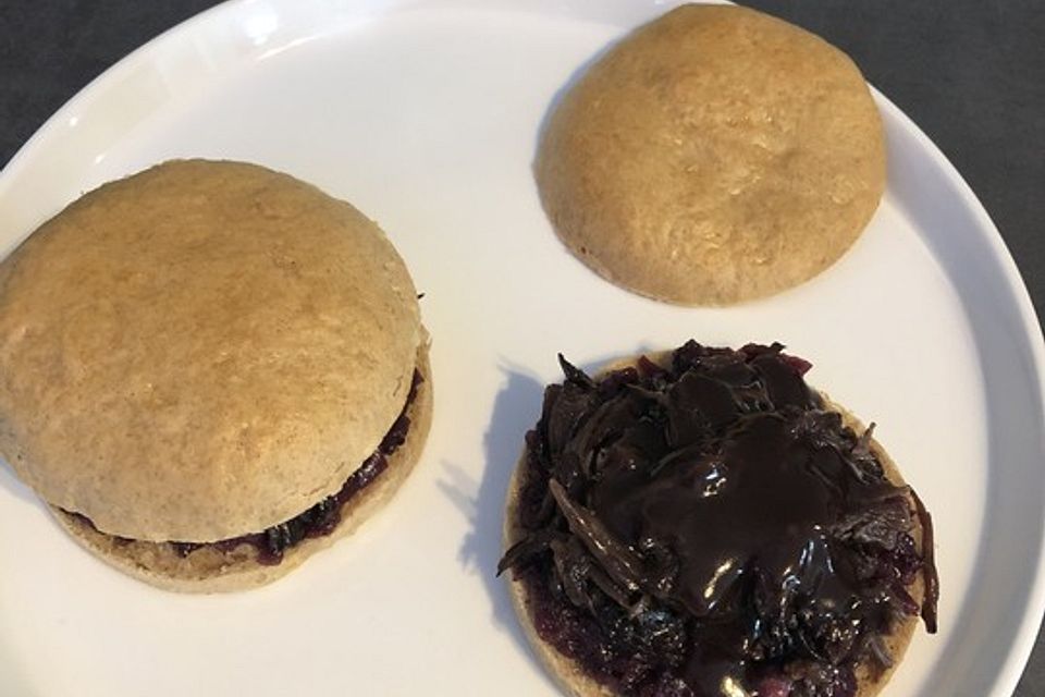 Pulled Sauerbraten Burger mit schnellem Rotkohlsalat