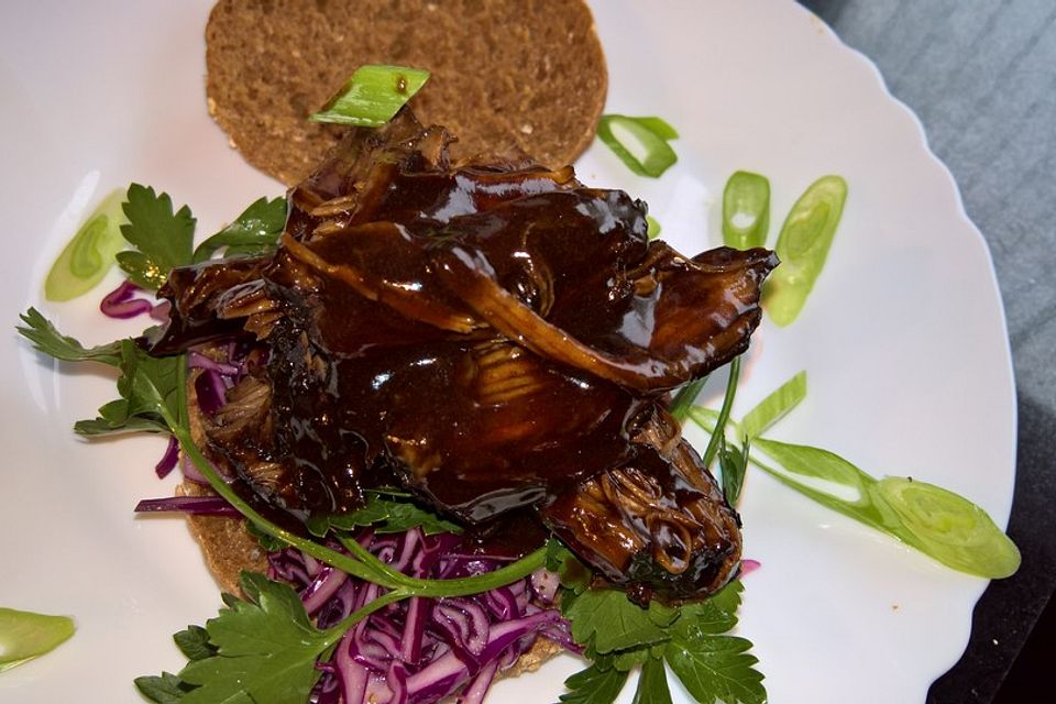 Pulled Sauerbraten Burger mit schnellem Rotkohlsalat