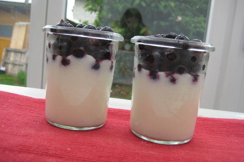 Kefircreme mit schwarzen Johannisbeeren