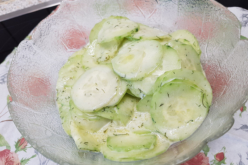 Süßer Gurkensalat in Kefir-Dill-Dressing