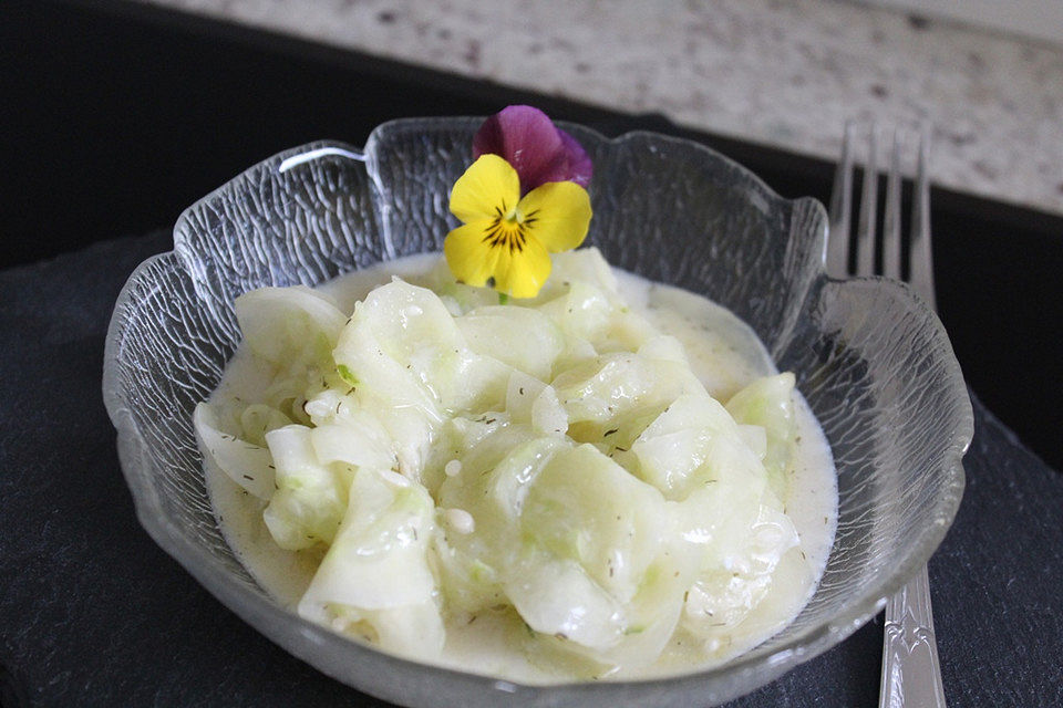 Süßer Gurkensalat in Kefir-Dill-Dressing