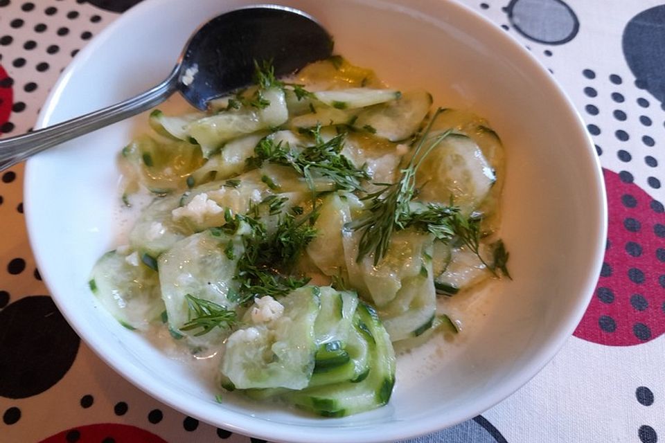 Süßer Gurkensalat in Kefir-Dill-Dressing